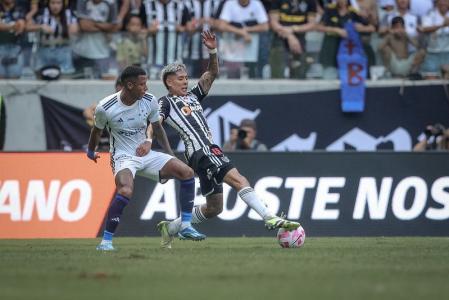 Arthur Gomes e Matías Zaracho, atacante e meia de Cruzeiro e Atlético, em último clássico na Arena MRV, em Belo Horizonte