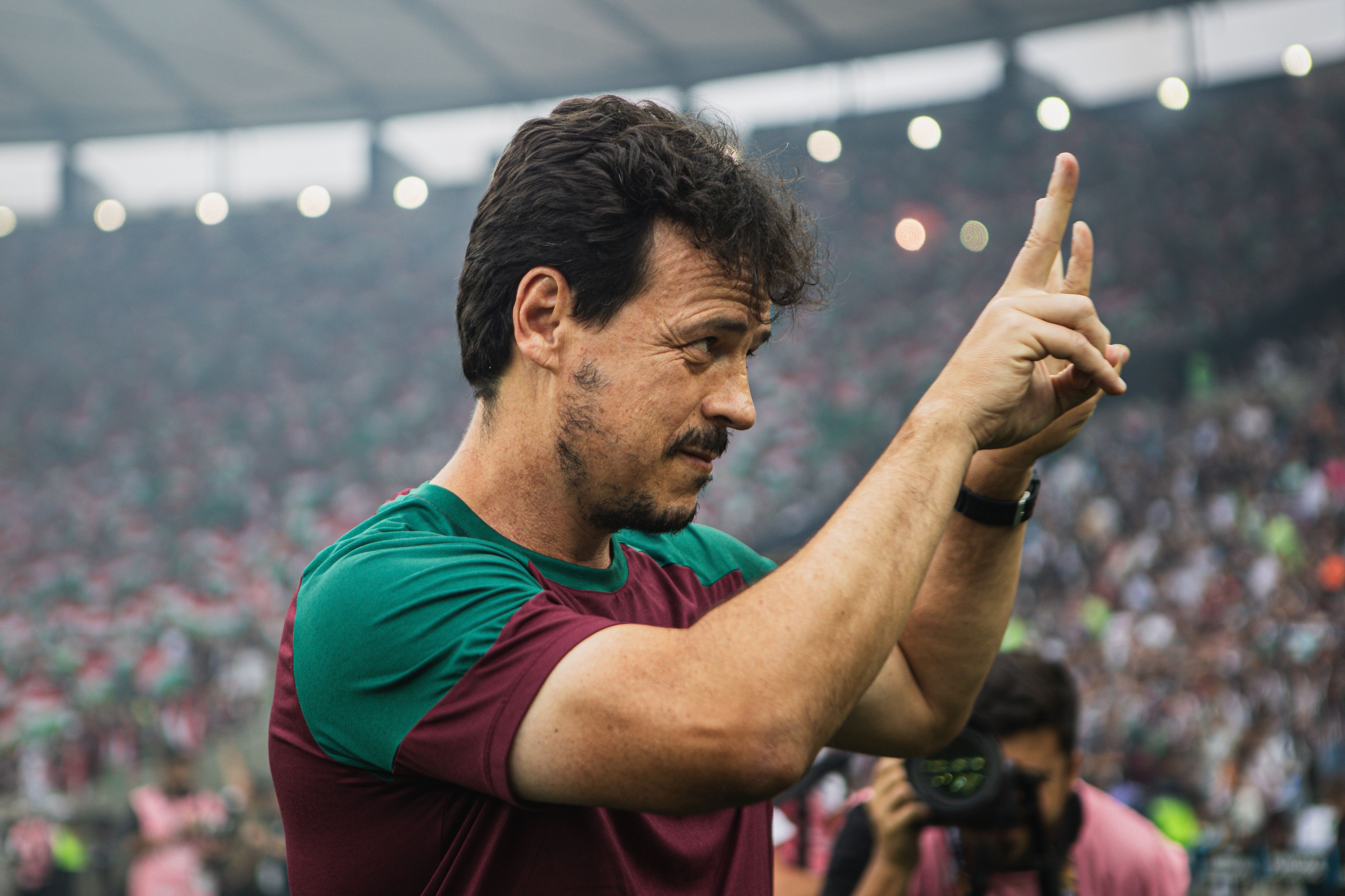 Fernando Diniz terá que reinventar o Fluminense na estreia na Libertadores