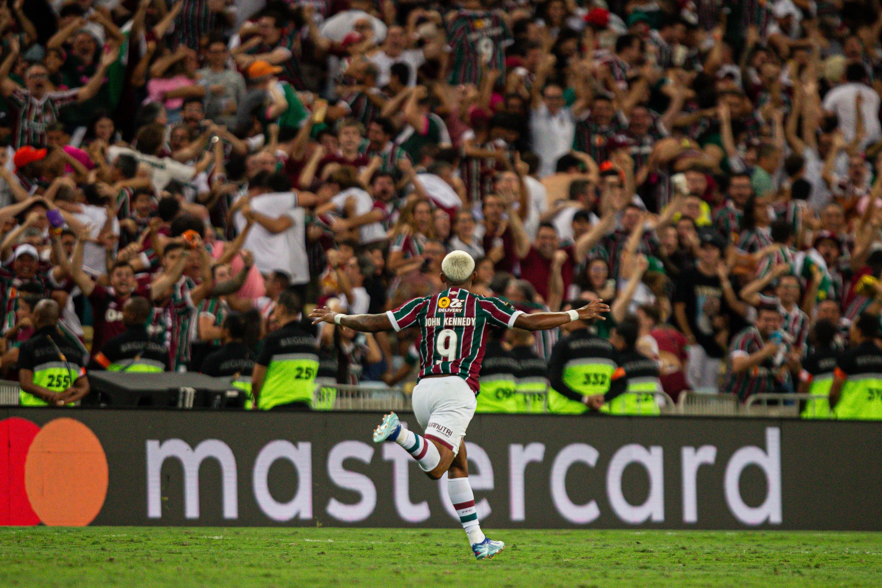John Kennedy viaja para o México e fica por exames para deixar o Fluminense