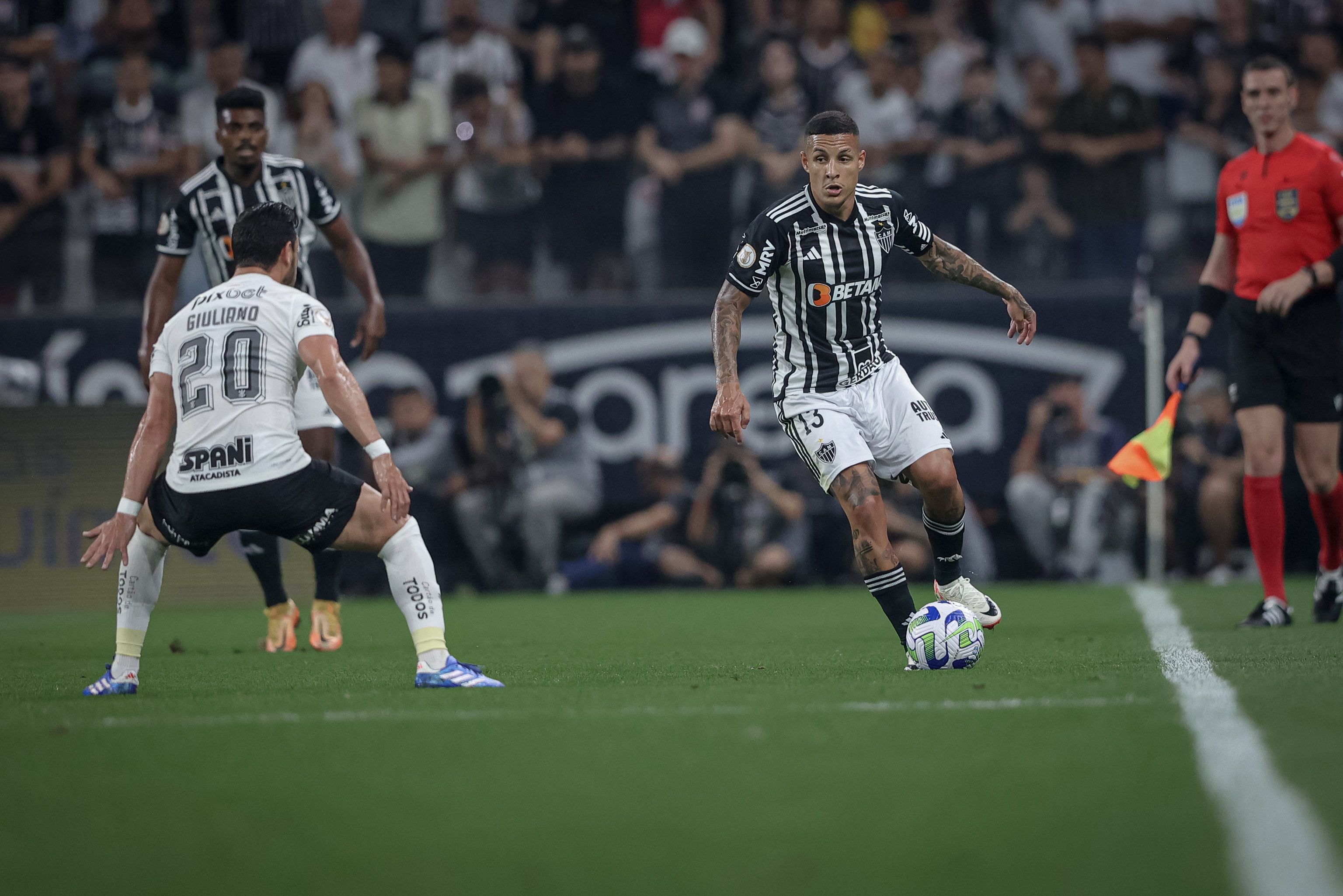 Titular do Atlético, Arana terá missão pessoal em sétimo duelo contra o Corinthians