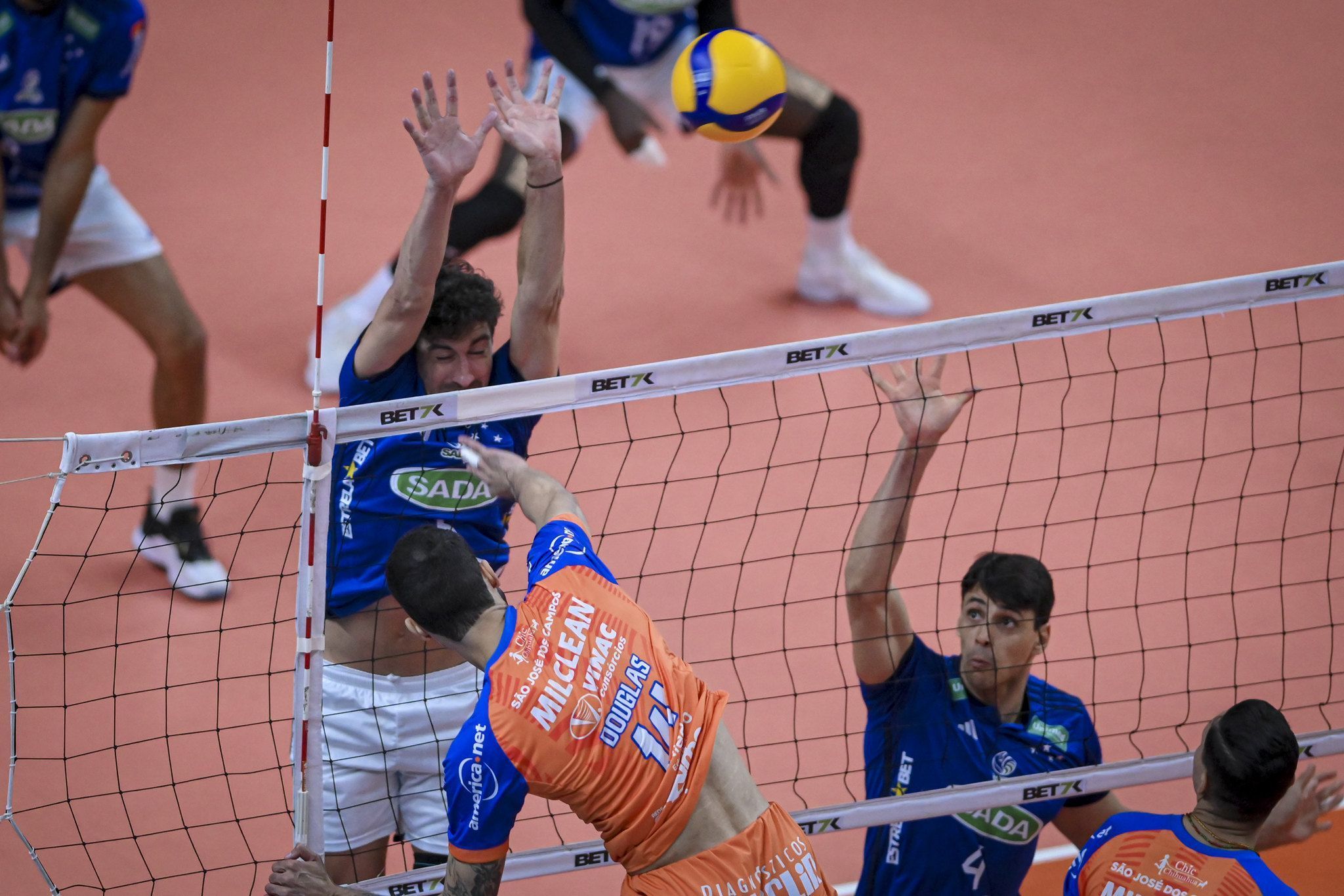Invictos, Cruzeiro e São José têm estilos opostos na Superliga Masculina