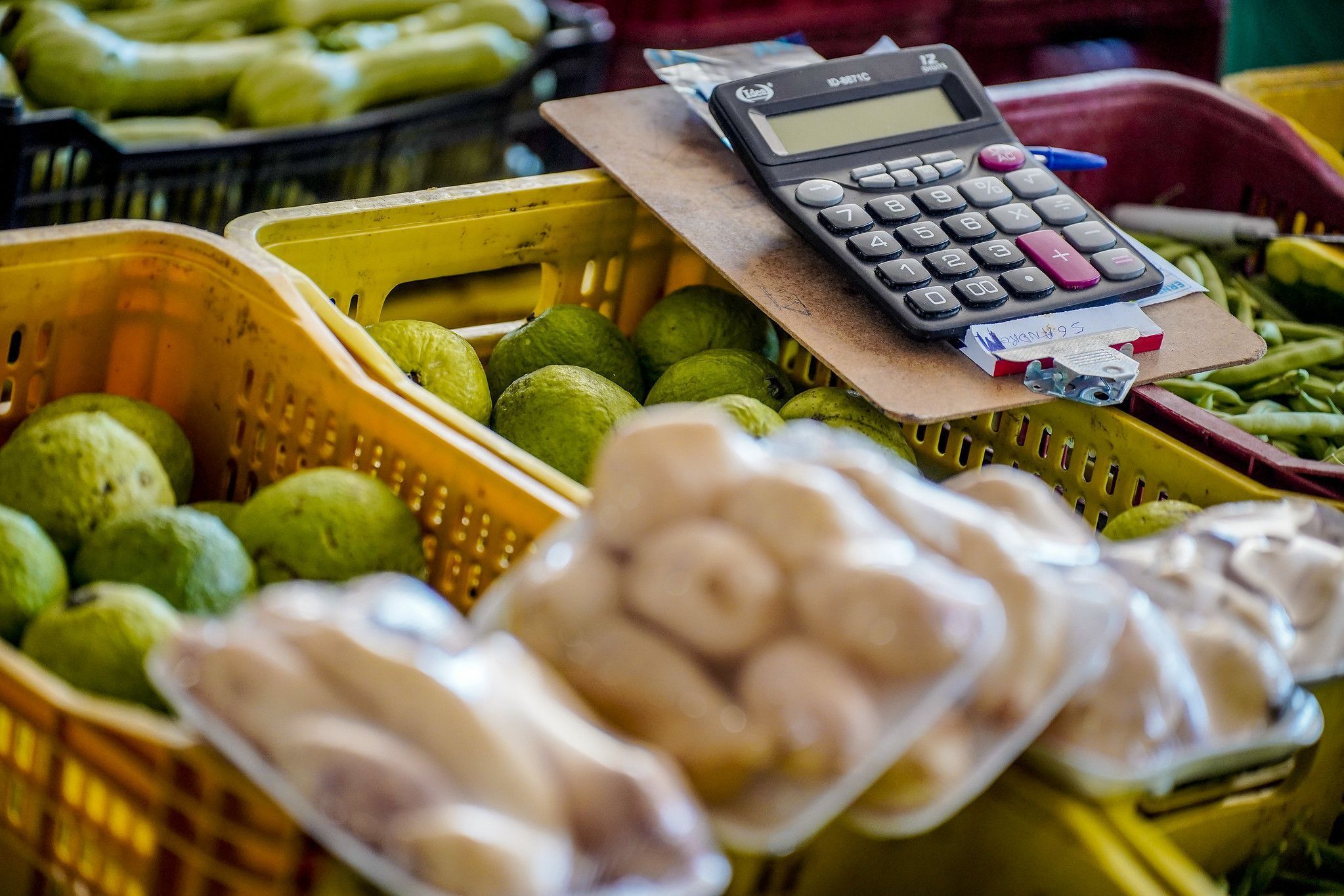 Preço dos alimentos afeta consumo de dietas saudáveis para população mais pobre, diz estudo da UFMG