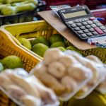 Pioram as projeções para inflação e câmbio; mercado continua estressado