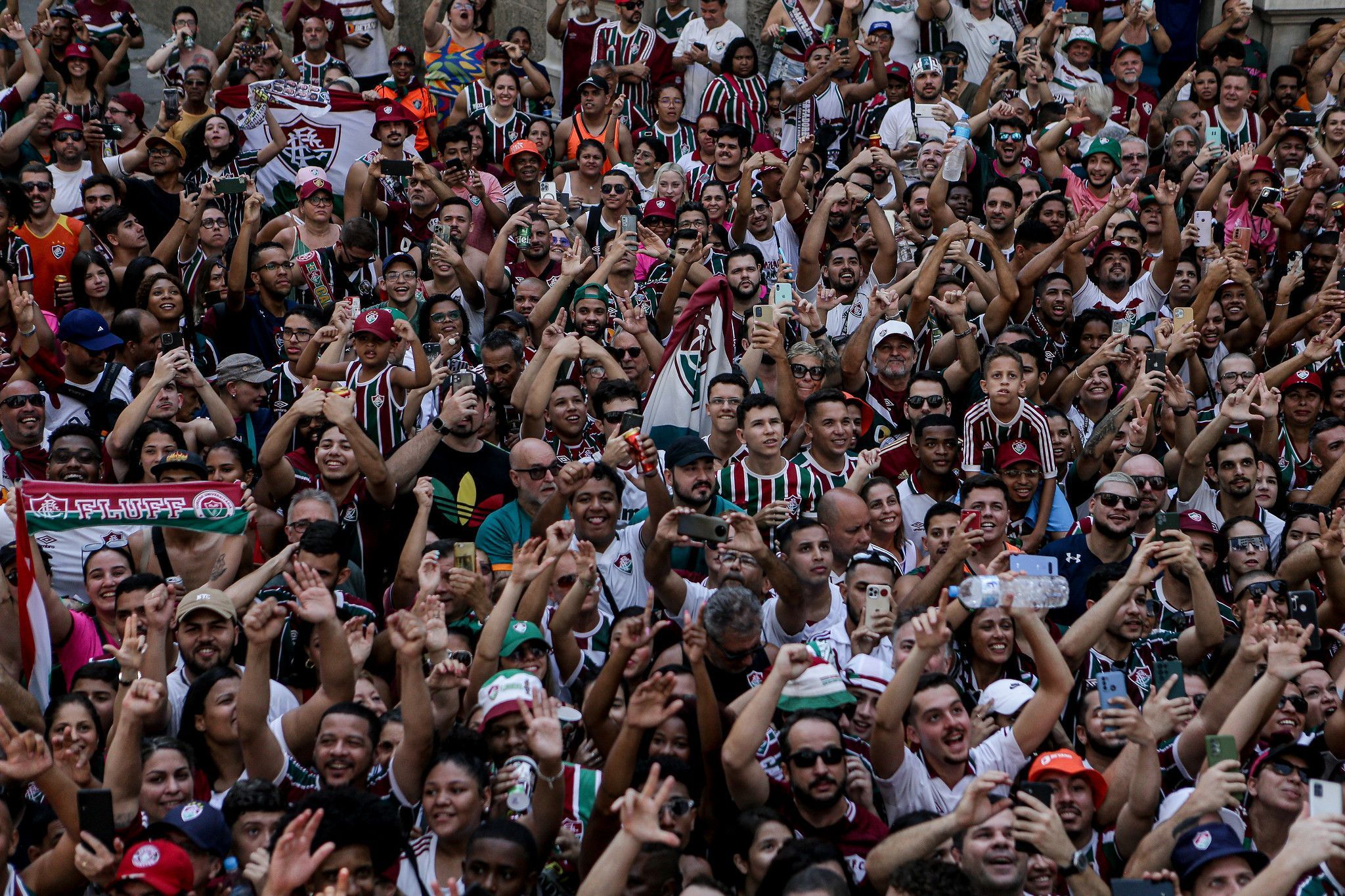 Torcida do Fluminense prepara festa em embarque da equipe para o Mundial