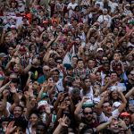 Torcida do Fluminense prepara festa em embarque da equipe para o Mundial