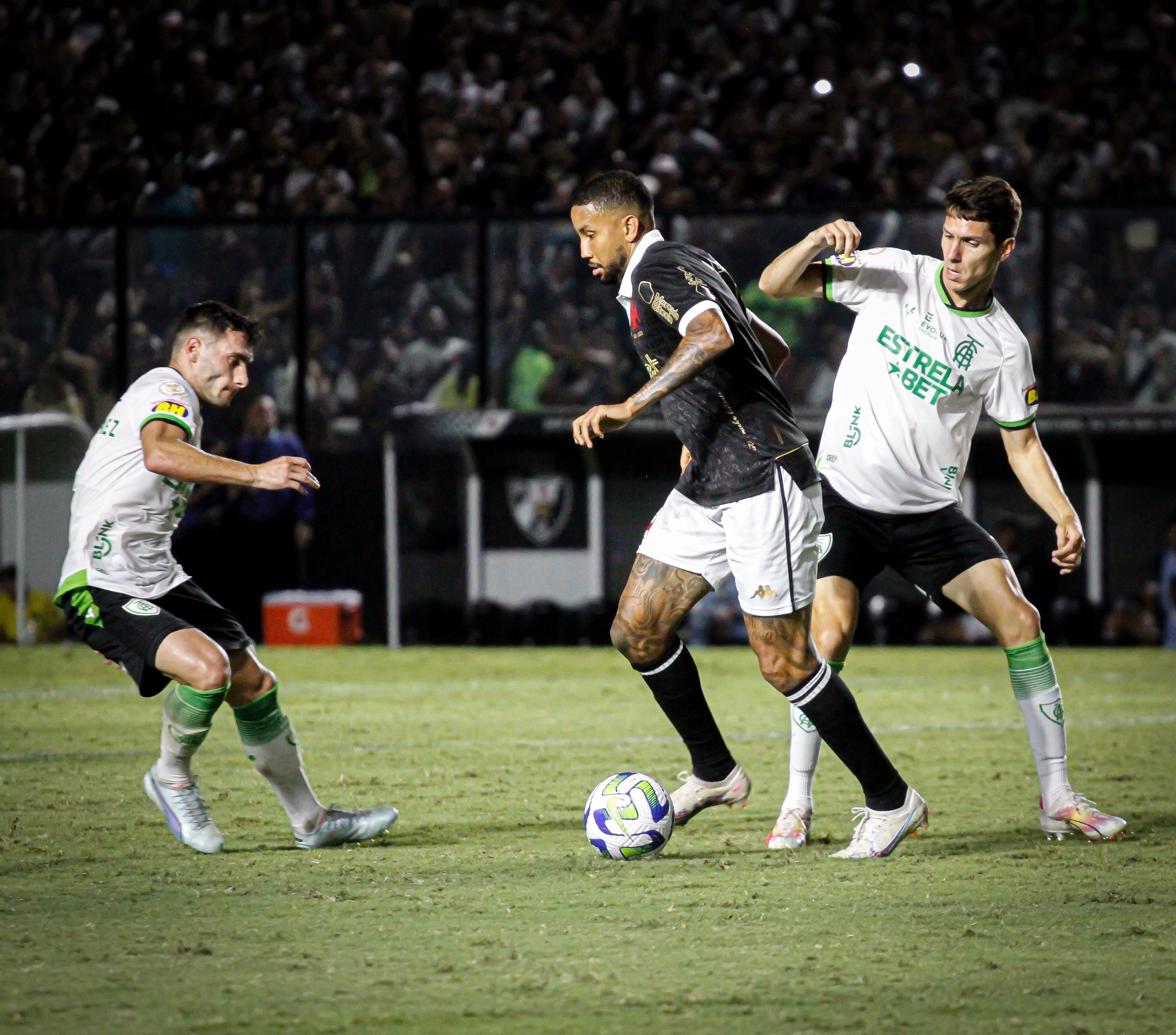 Vasco e América negociam amistoso no Rio de Janeiro em abril