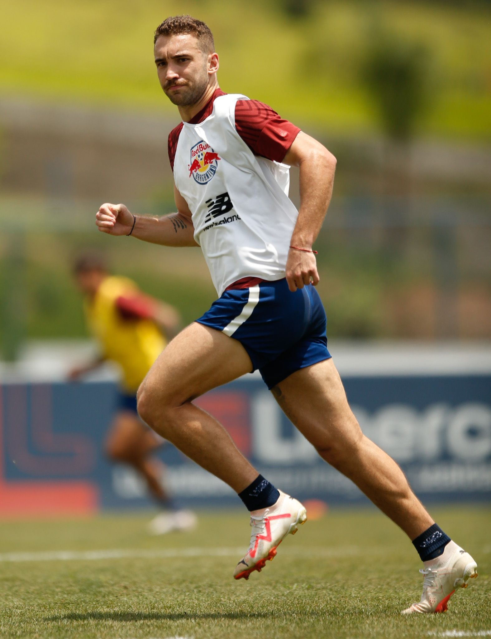 Em negociação com o Flamengo, Léo Ortiz volta a treinar com o grupo do Bragantino