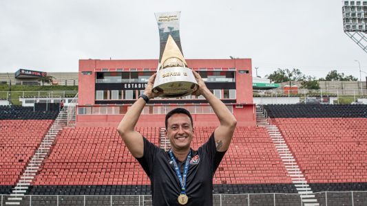 Ítalo Rodrigues posa com a taça da Série b do Campeonato Brasileiro, que conquistou com o Vitória em 2023