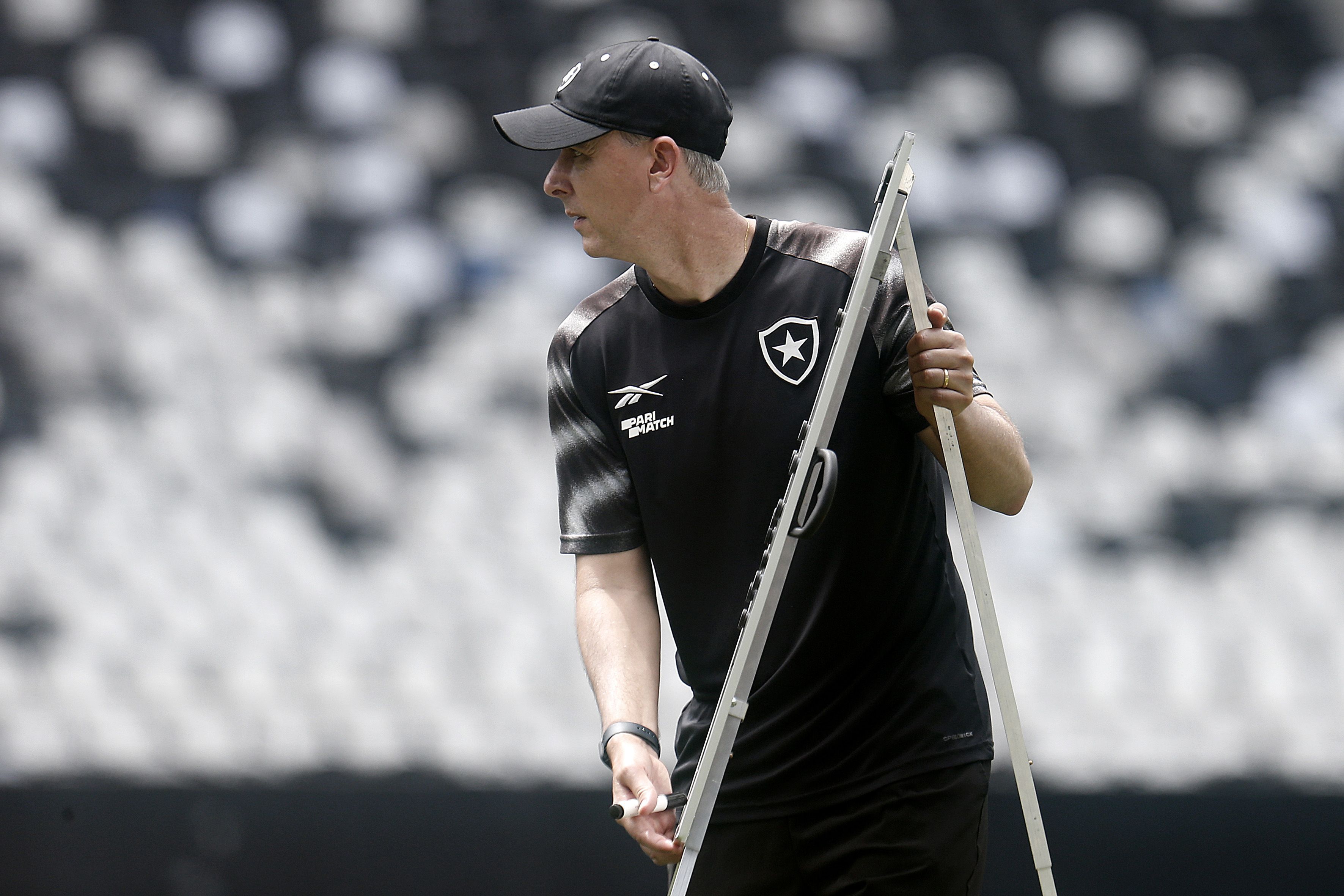 Ofertas na mesa e indefinições: Botafogo entra em momento decisivo da janela