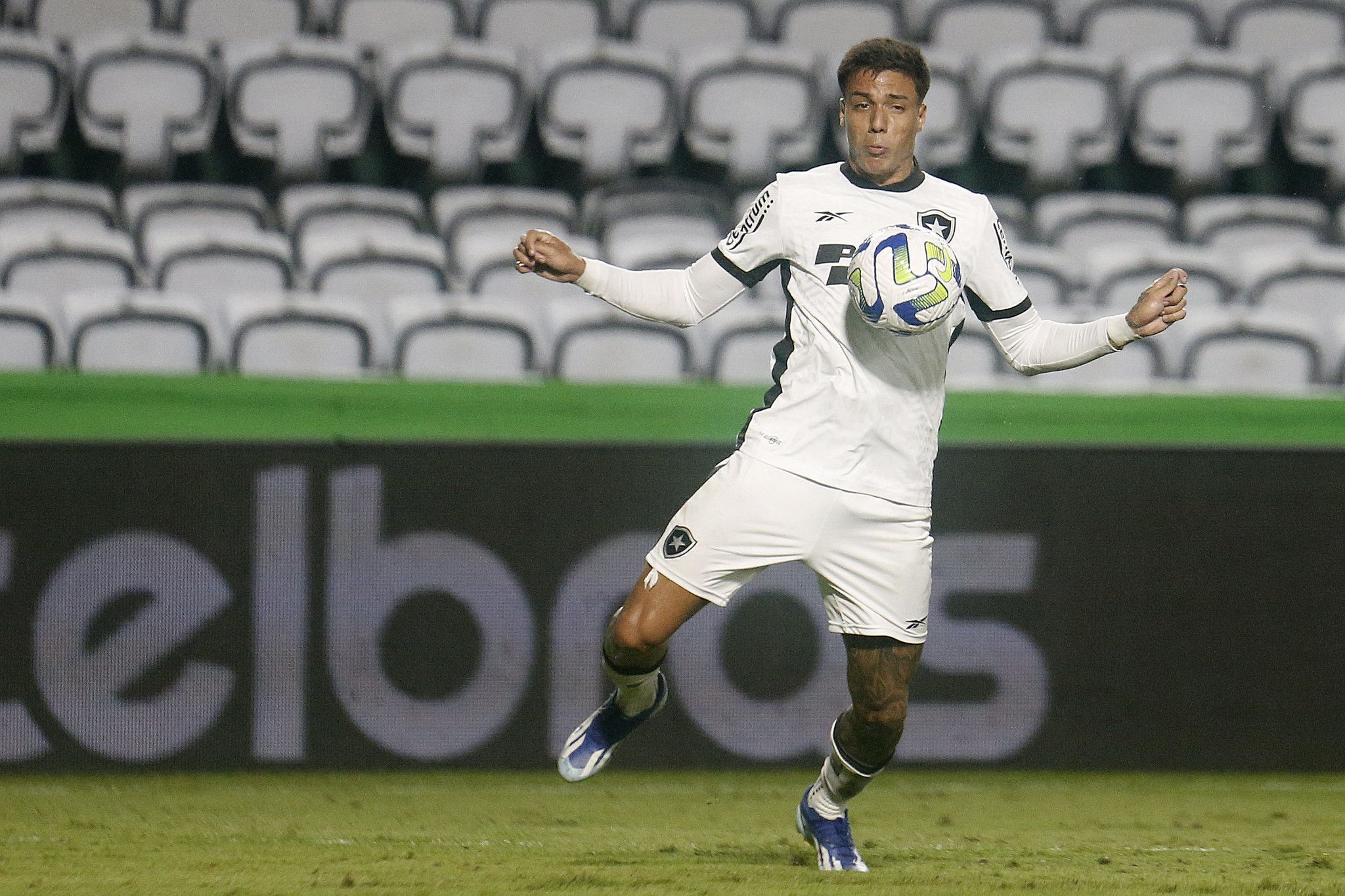 Botafogo exercerá opção de compra de Carlos Alberto, do América