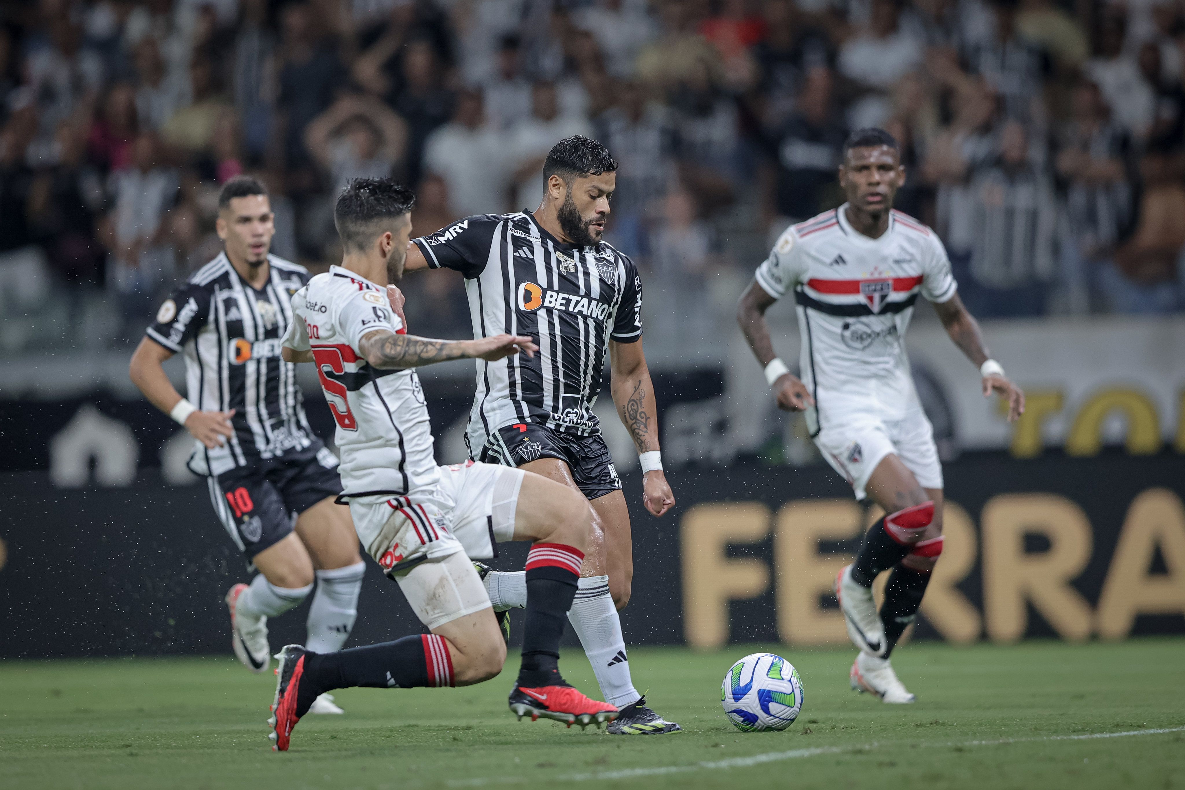Dupla Paulinho e Hulk está a um gol de fazer história pelo Atlético; entenda