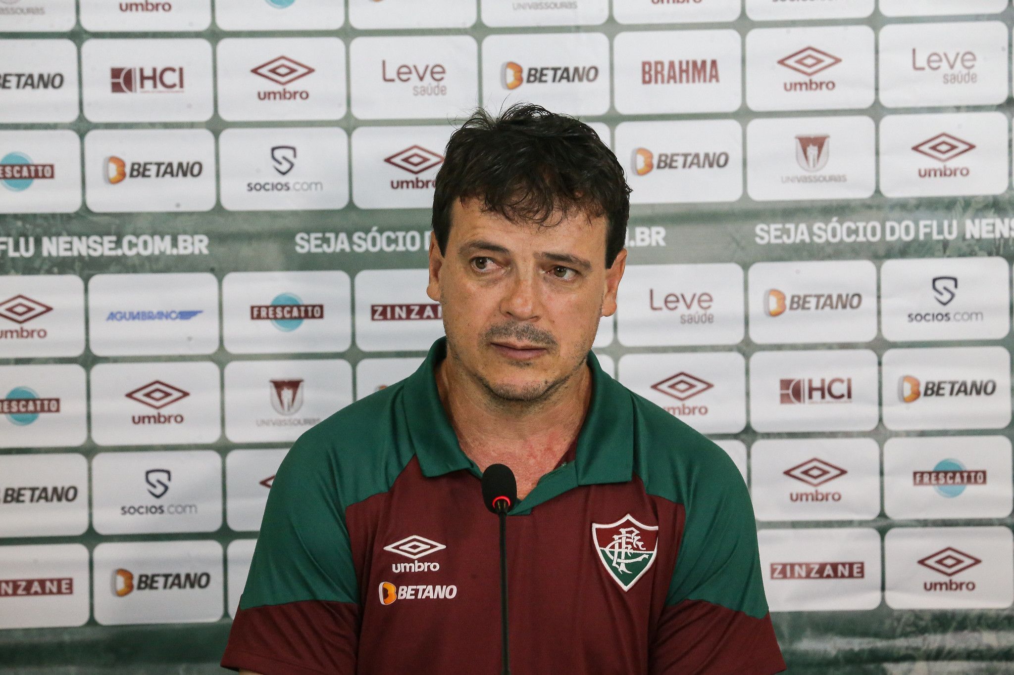 Diniz reclama de grama sintética, após derrota do Fluminense no Brasileiro