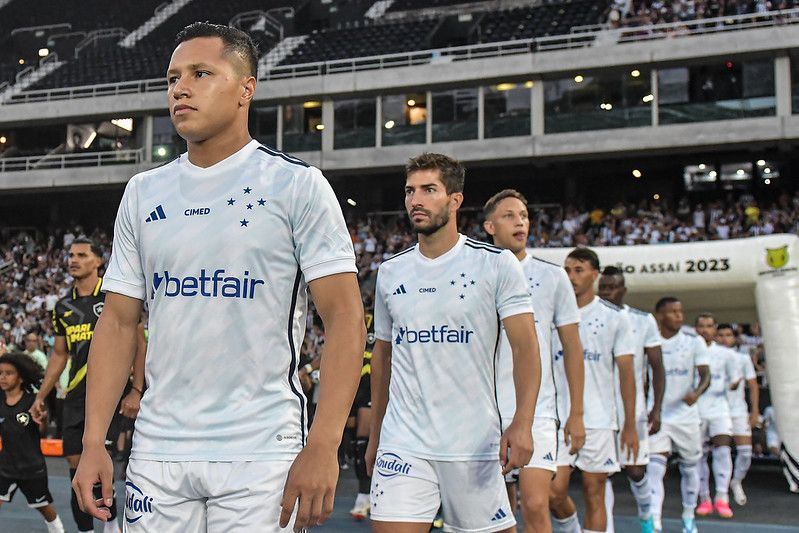 Destaque em 2023, Marlon faz 'retrospectiva' com companheiros do Cruzeiro