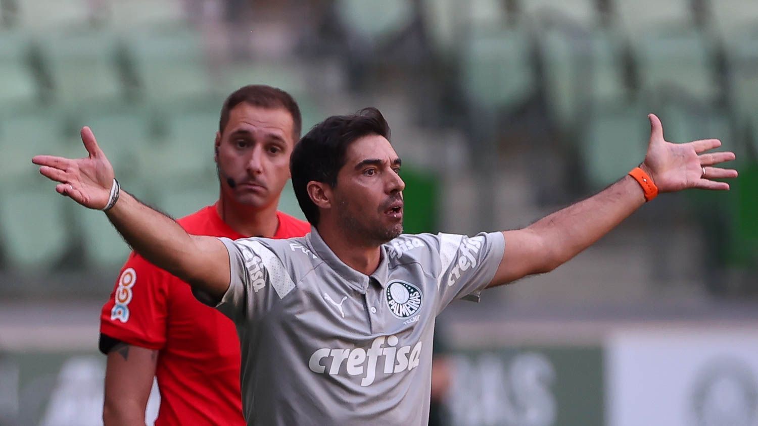 Abel faz críticas duras ao gramado do Palmeiras: 'Tem que trocar'