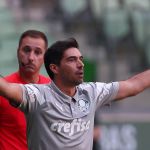 Abel faz críticas duras ao gramado do Palmeiras: 'Tem que trocar'