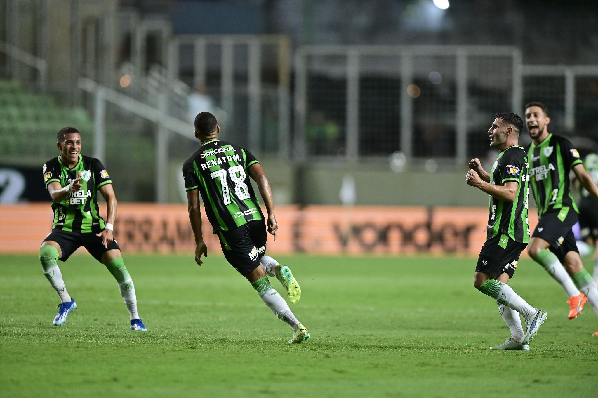 Atacante do América cobra, e santista faz pix de R$ 50 mil pelo gol sobre o Bahia