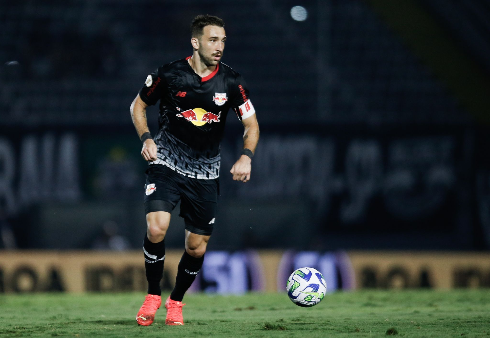 Bragantino recusa primeira oferta do Flamengo por Léo Ortiz