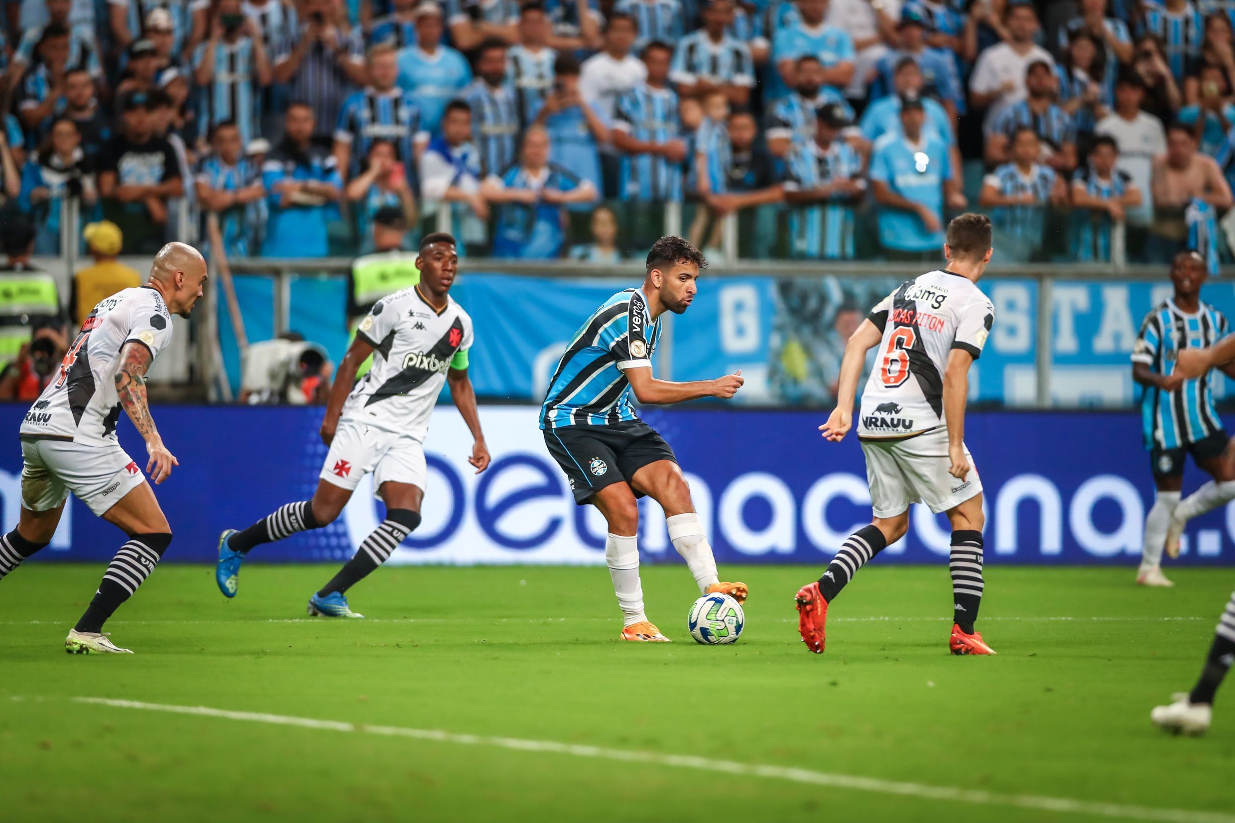 Longe de Porto Alegre, Vasco tem chance de voltar a vencer o Grêmio como visitante