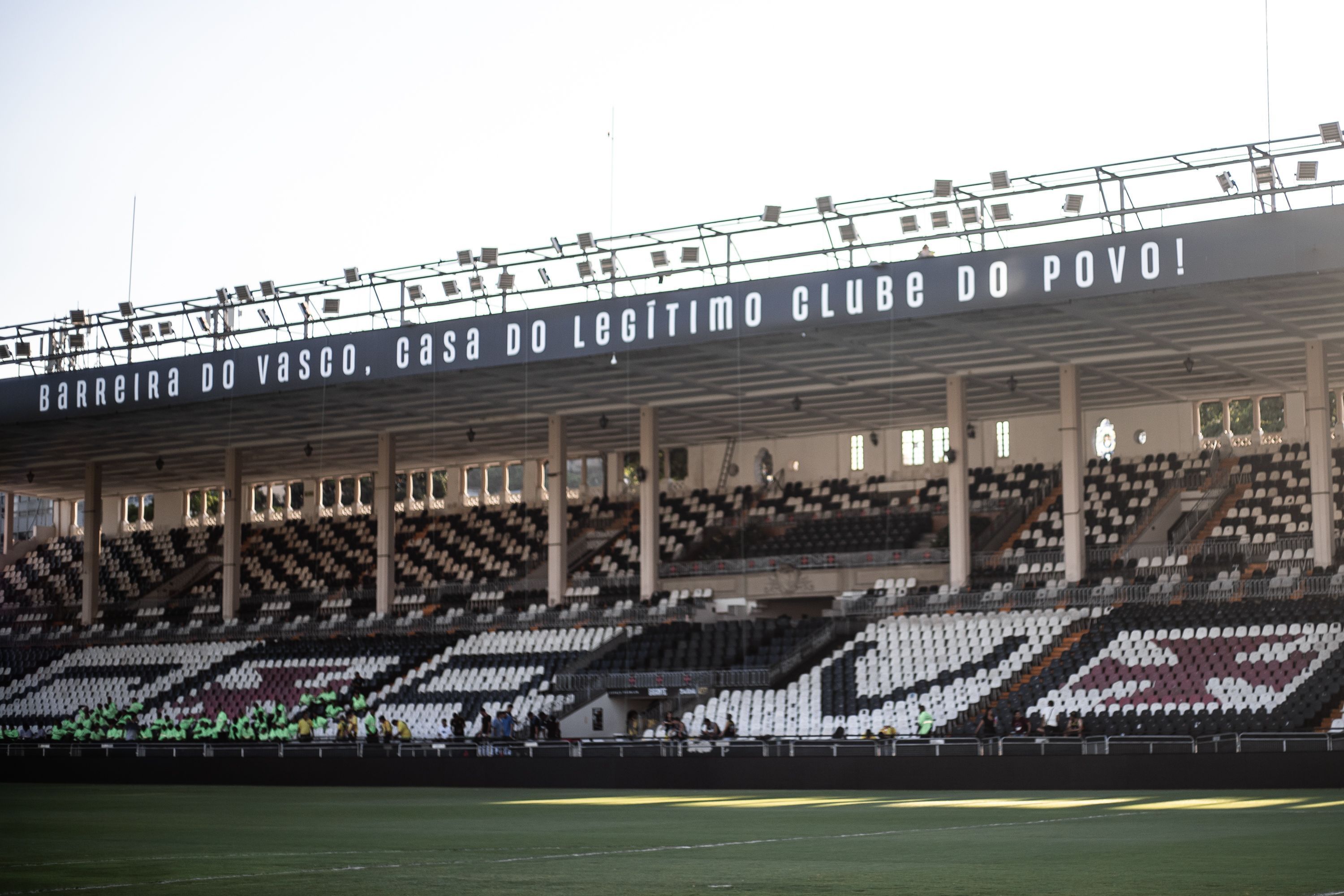 Vasco dá sequência à reformulação no futebol e define saída de seis profissionais