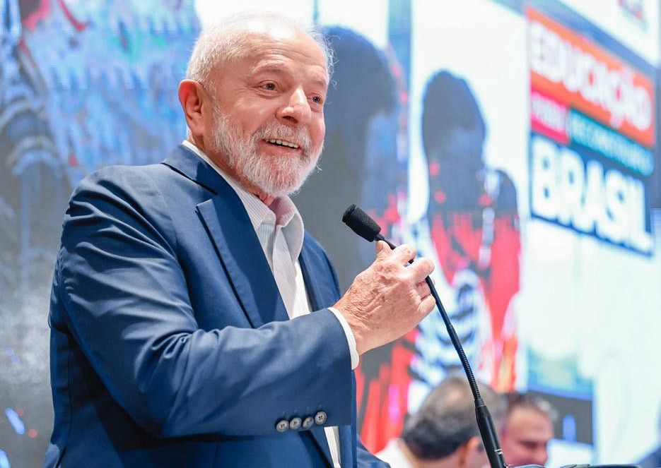 Lula chama governo Bolsonaro de 'praga de gafanhotos' e anuncia empréstimo do BRICS ao BNDES