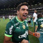 Abel chega a Portugal de férias e fala sobre 'fico' no Palmeiras: 'Futebol é incerteza'