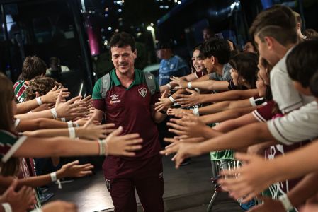 Fernando Diniz com a torcida do Fluminense