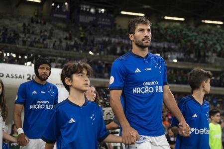 João Marcelo e Lucas Silva, do Cruzeiro, antes de jogo contra o Palmeiras