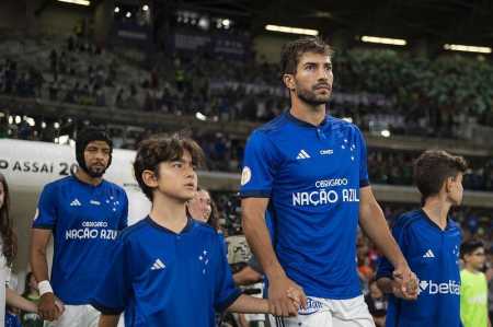 João Marcelo e Lucas Silva, do Cruzeiro, antes de jogo contra o Palmeiras
