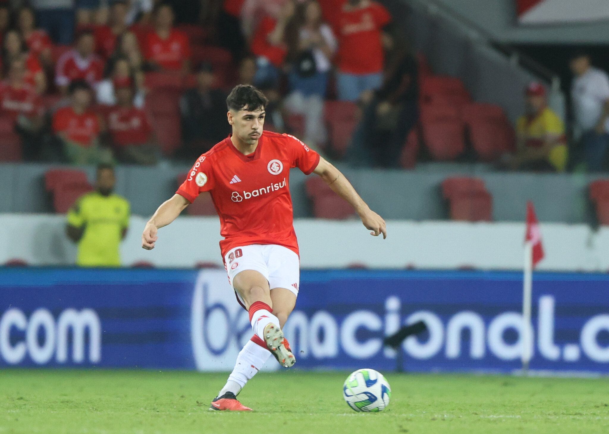 Johnny se despede do Inter para jogar pelo Real Bétis, da Espanha