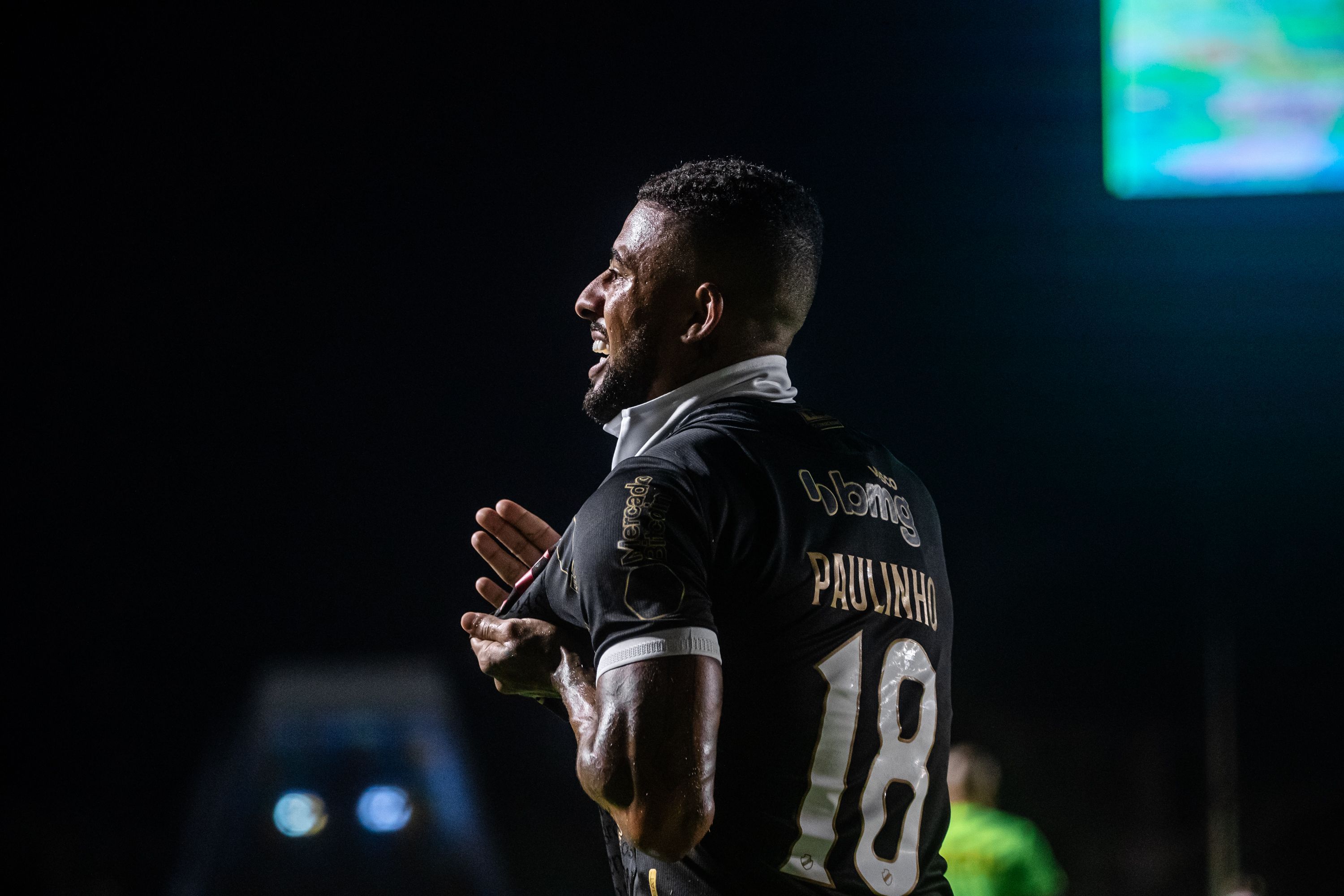 Alívio final! Vasco vence o Bragantino e se mantém na Série A do Brasileiro