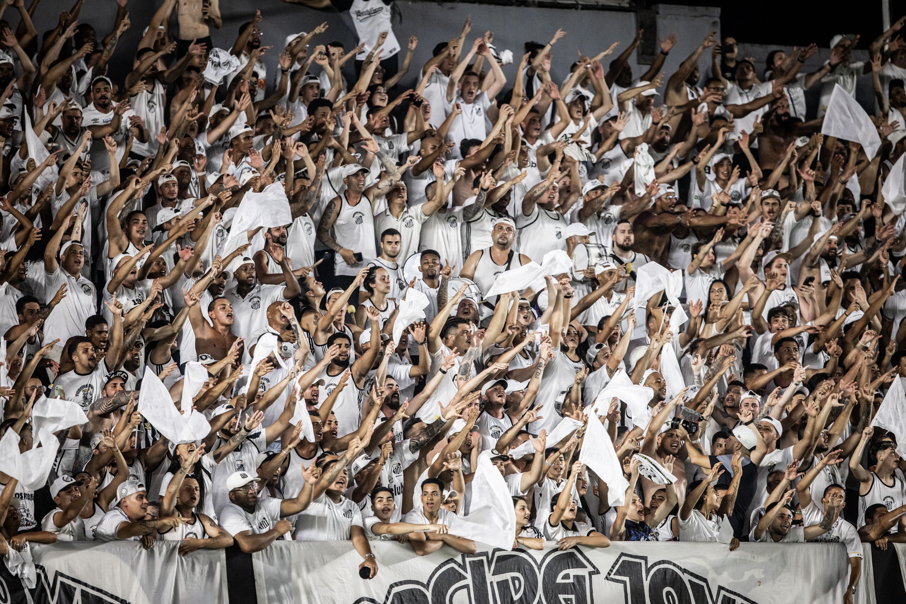 Rebaixamento do Santos termina com bombas e protestos na Vila Belmiro