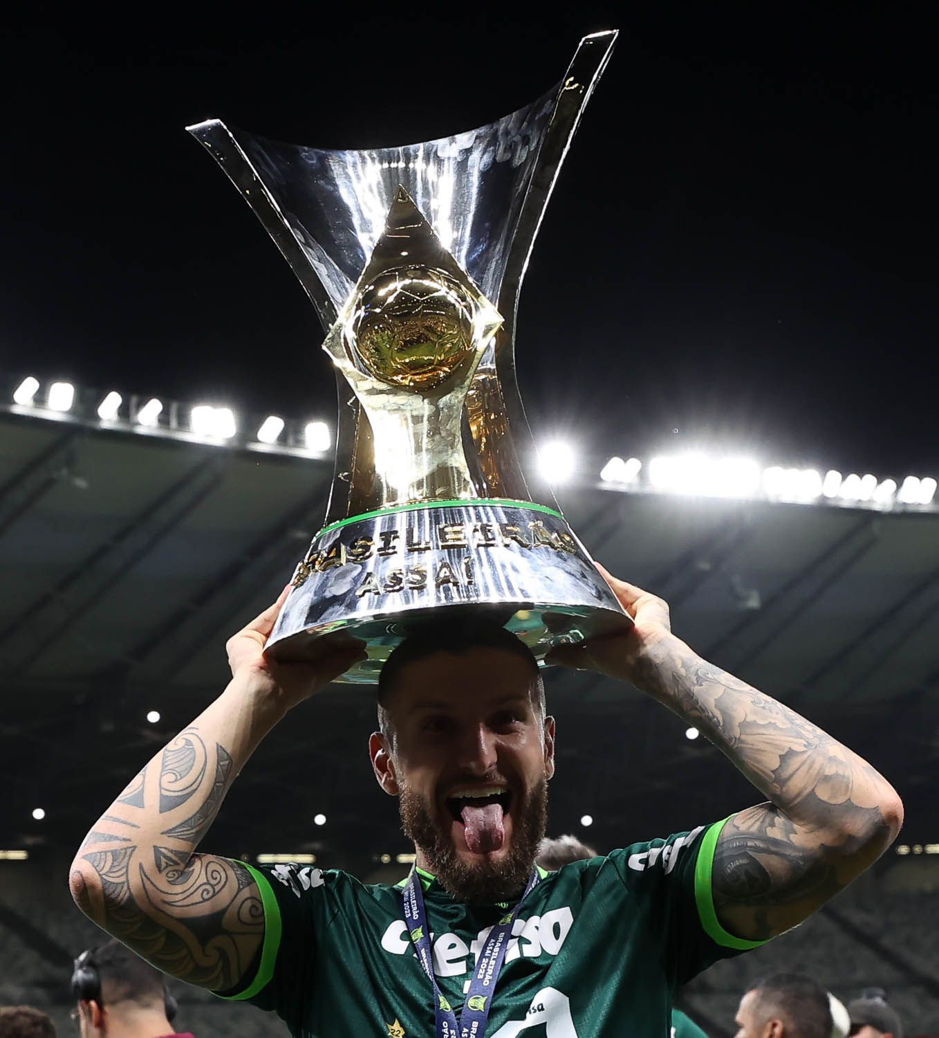 Palmeiras anuncia renovação do meia Zé Rafael