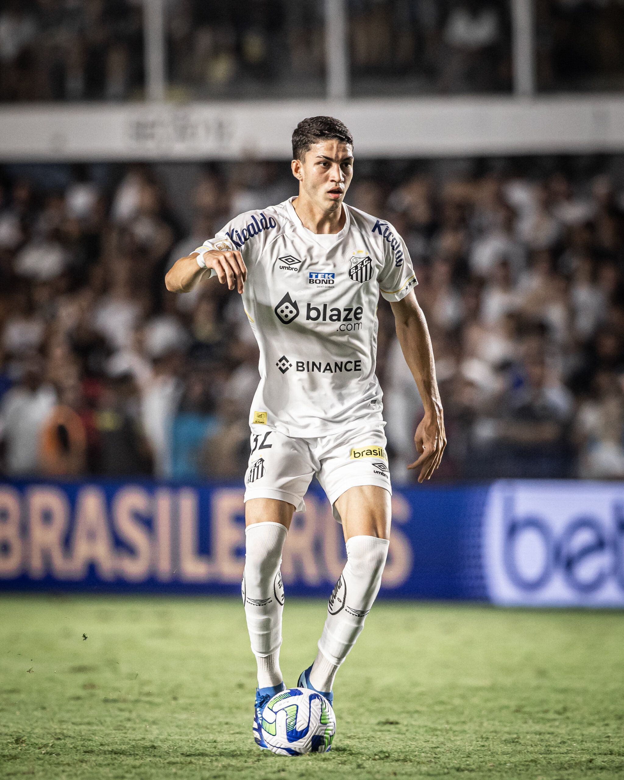 Botafogo mantém interesse em zagueiro do Santos e prepara nova proposta