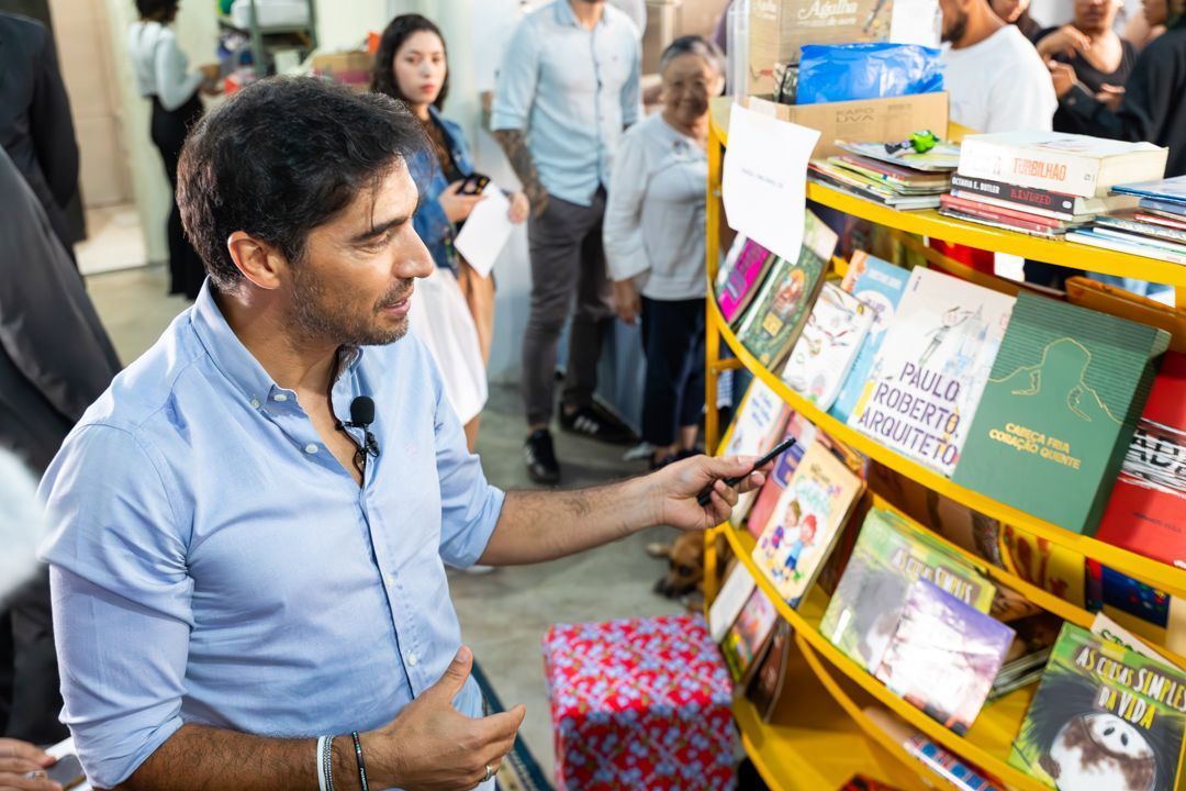 Técnico do Palmeiras, Abel Ferreira se torna embaixador de bibliotecas comunitárias