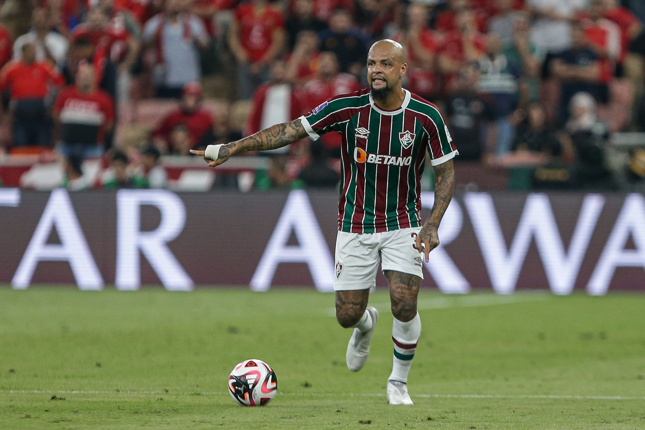 Felipe Melo responde jornal que comparou Fluminense a 'time de aposentados'