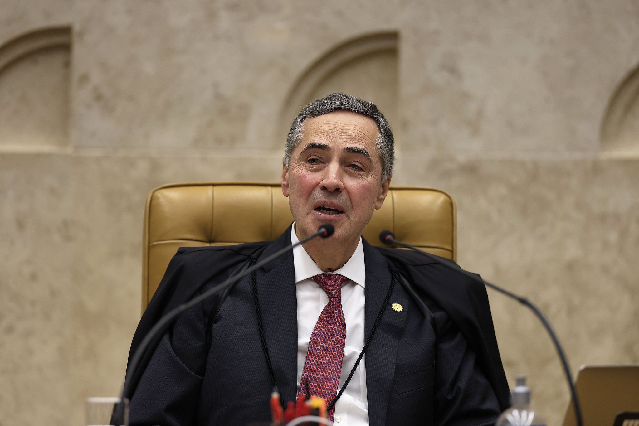 Barroso diz que julgamento de Bolsonaro exige 'serenidade'