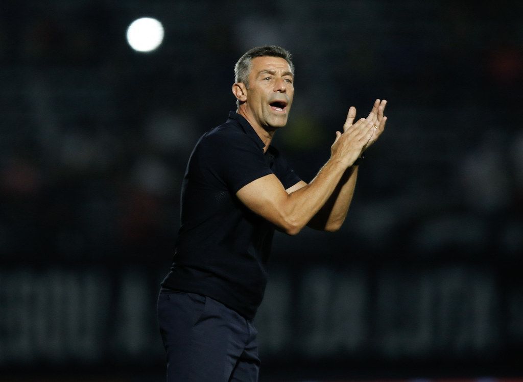 Bragantino oficializa renovação de contrato do técnico Pedro Caixinha