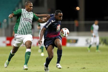 Atacante Obina, do Bahia, tentar se livrar da marcação do Atlético Nacional-COL, em jogo da Sul-Americana de 2013