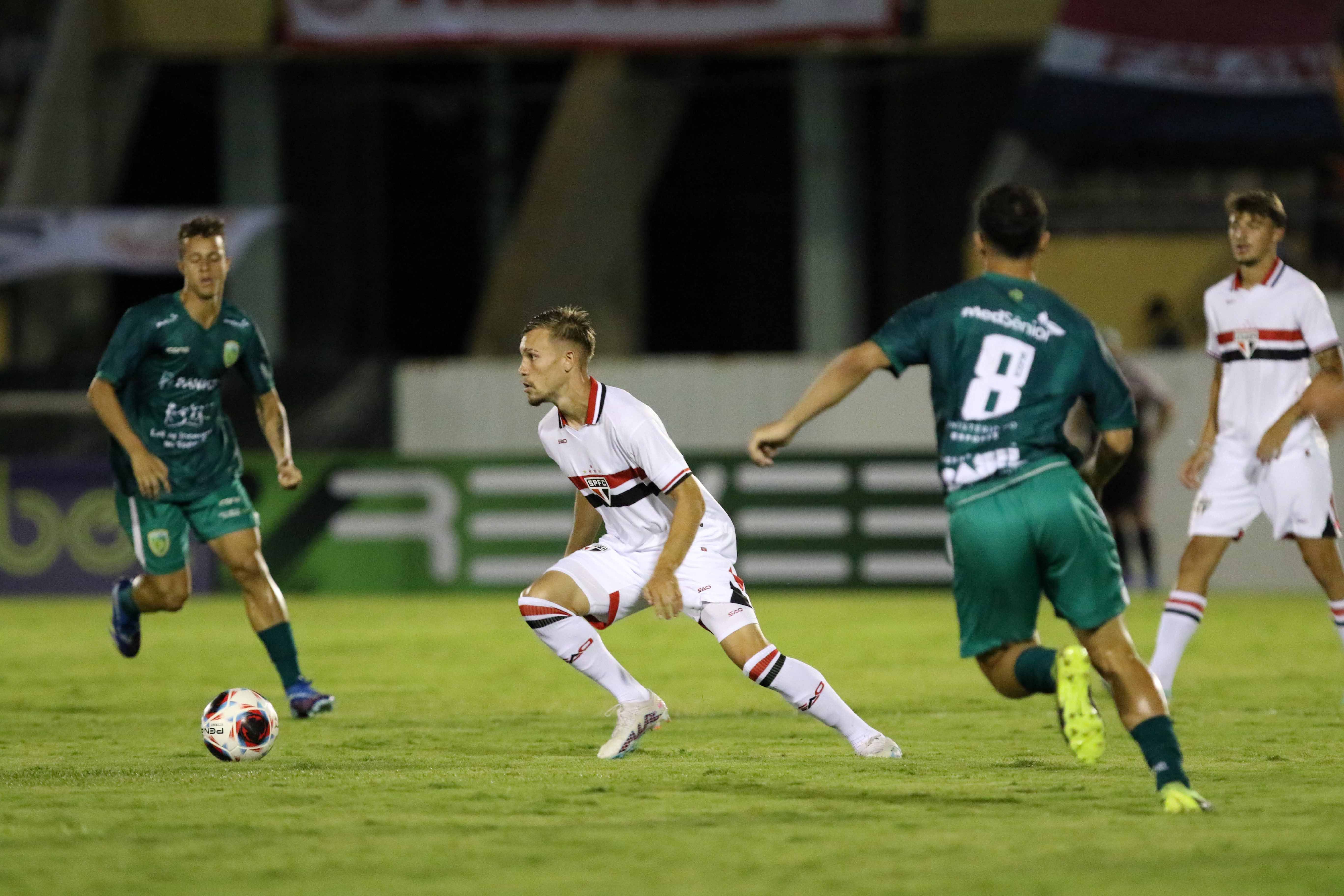 Volante do São Paulo 'acaba' com jogo na estreia da Copinha e dá aviso para Dorival Júnior