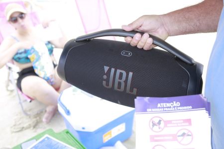 Caixa de som JBL em praia do Guarujá (SP)