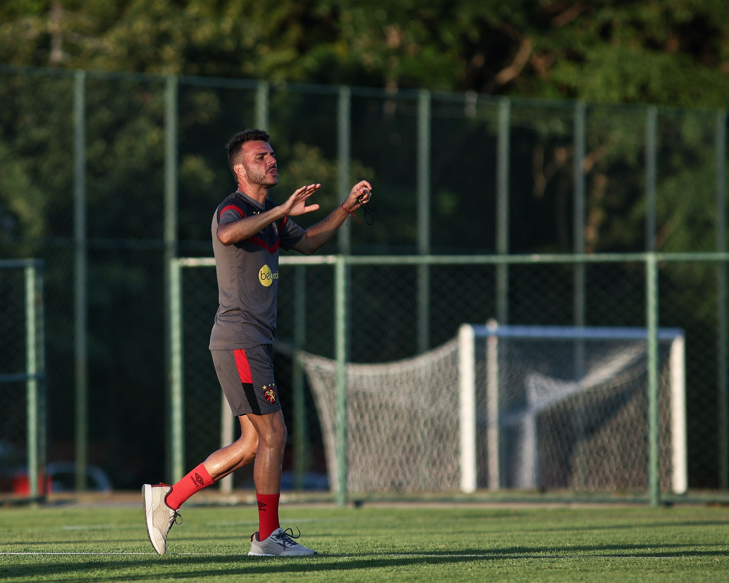 Soso realiza tático, busca 'conceito' e esboça dois 'times' em atividade no Sport