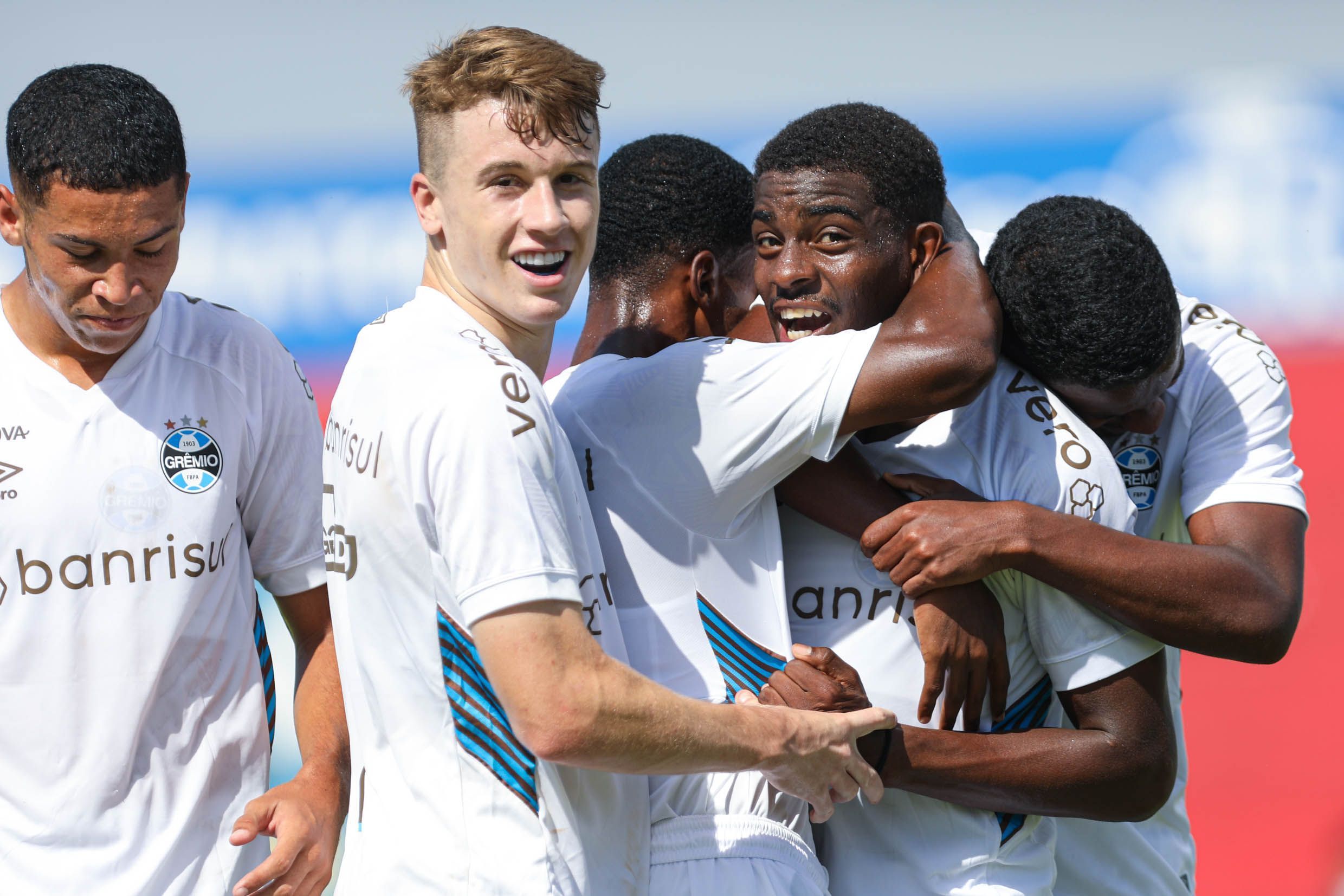 Grêmio goleia Figueirense e encaminha classificação na Copinha