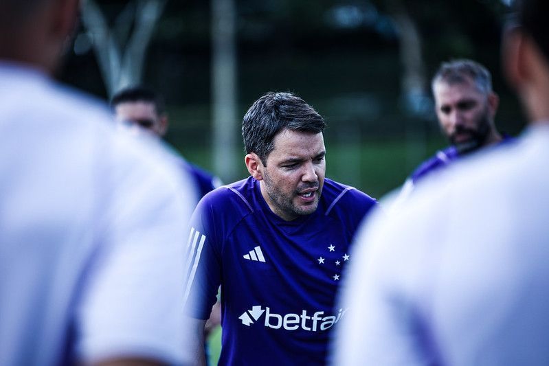 Larcamón comanda primeiro treino no Cruzeiro com reforços em campo