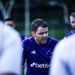 Larcamón comanda primeiro treino no Cruzeiro com reforços em campo