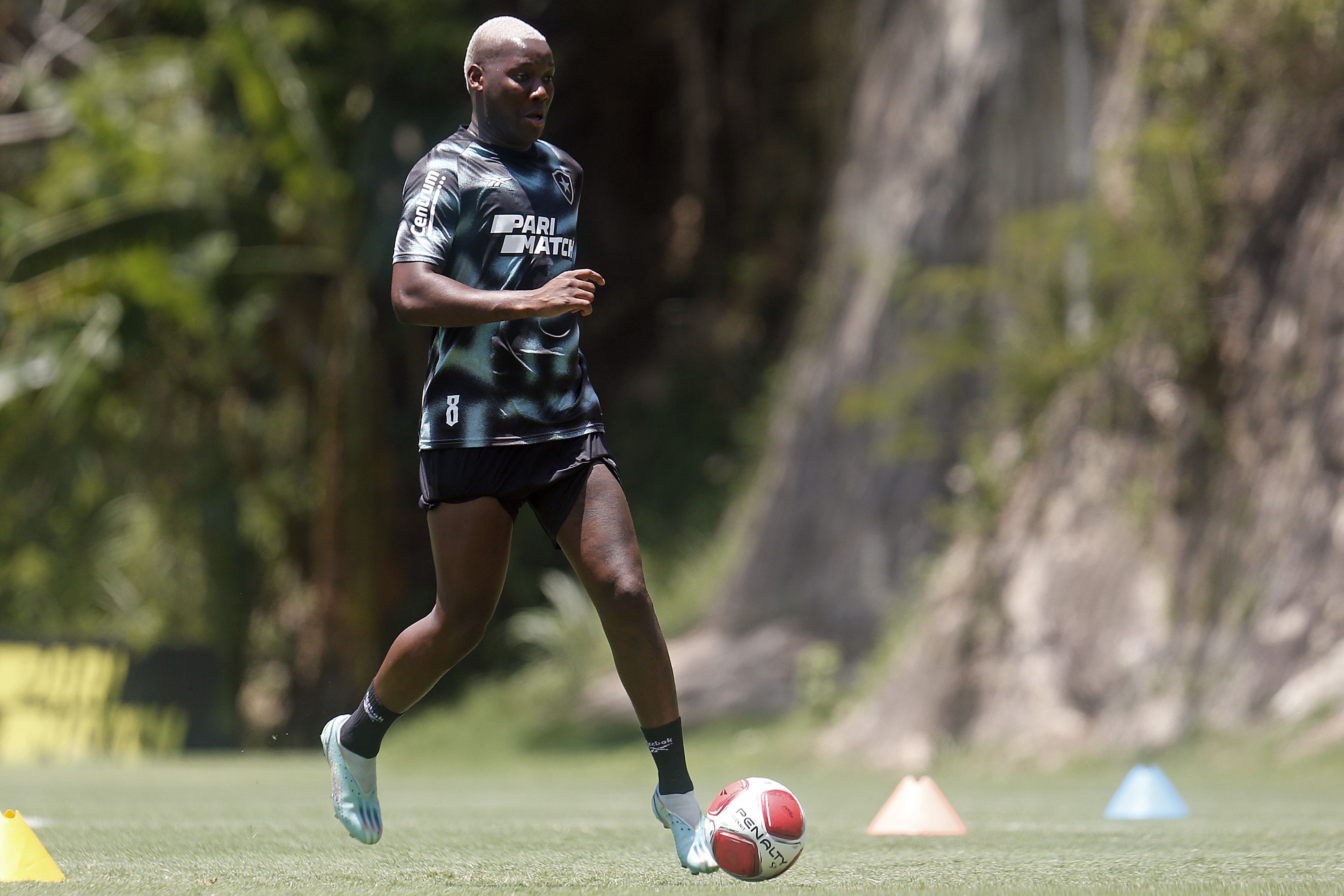 Patrick de Paula, do Botafogo, responde às críticas por forma física: 'Mesmo foco'