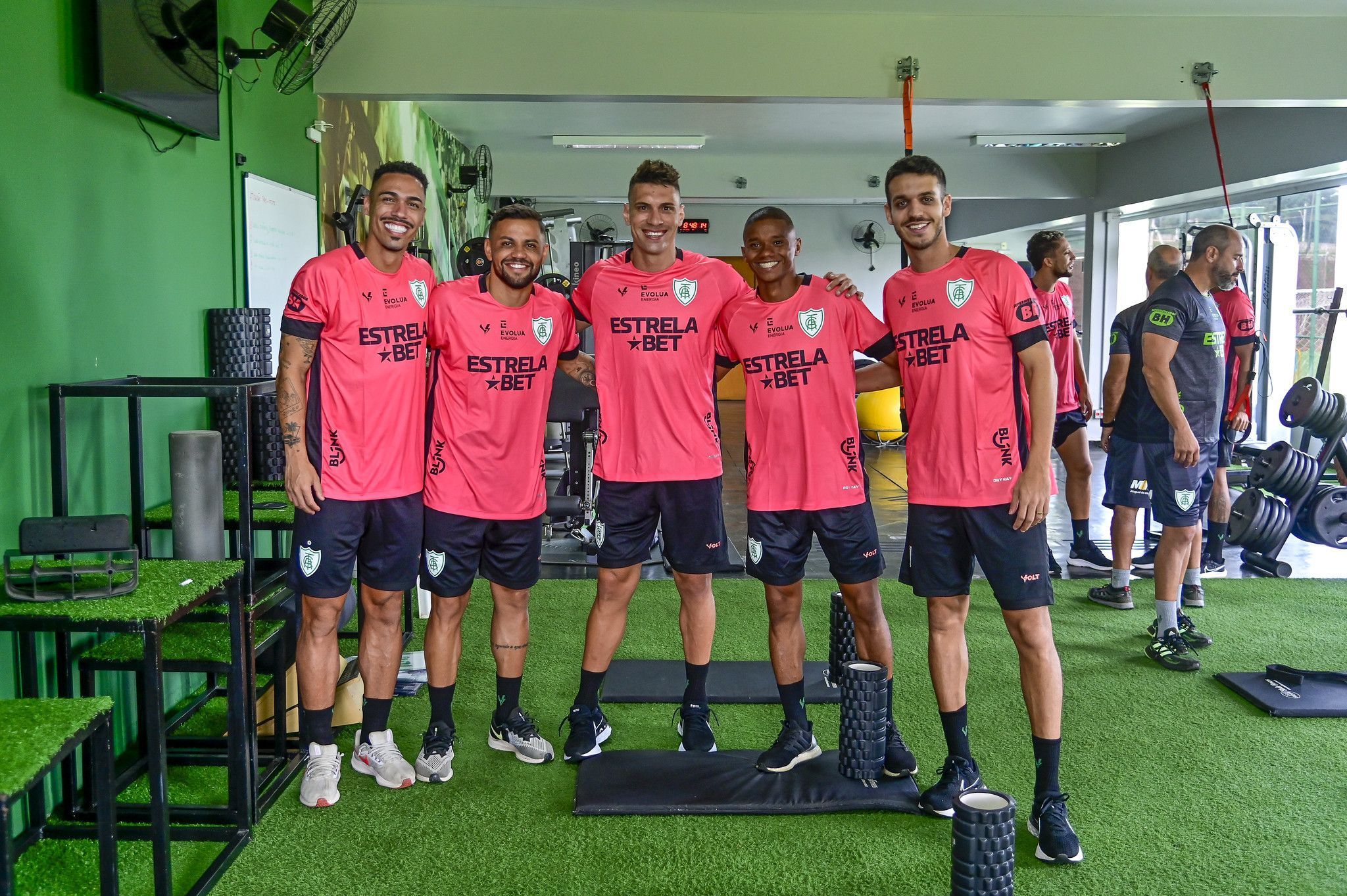Com reforços e indefinições, América se reapresenta em BH para temporada 2024