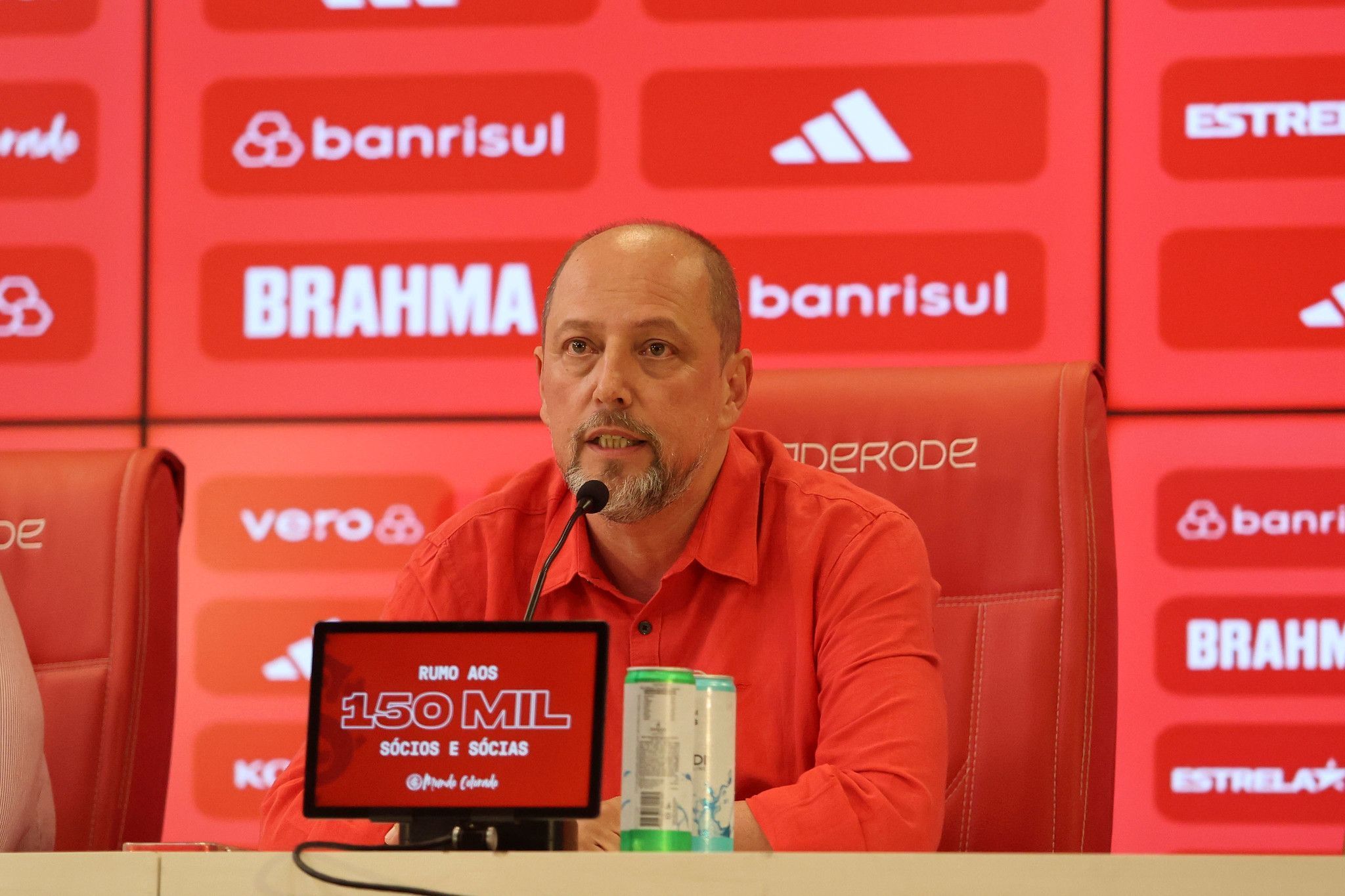 Presidente do Inter viaja à Alemanha para negociar liberação de Borré