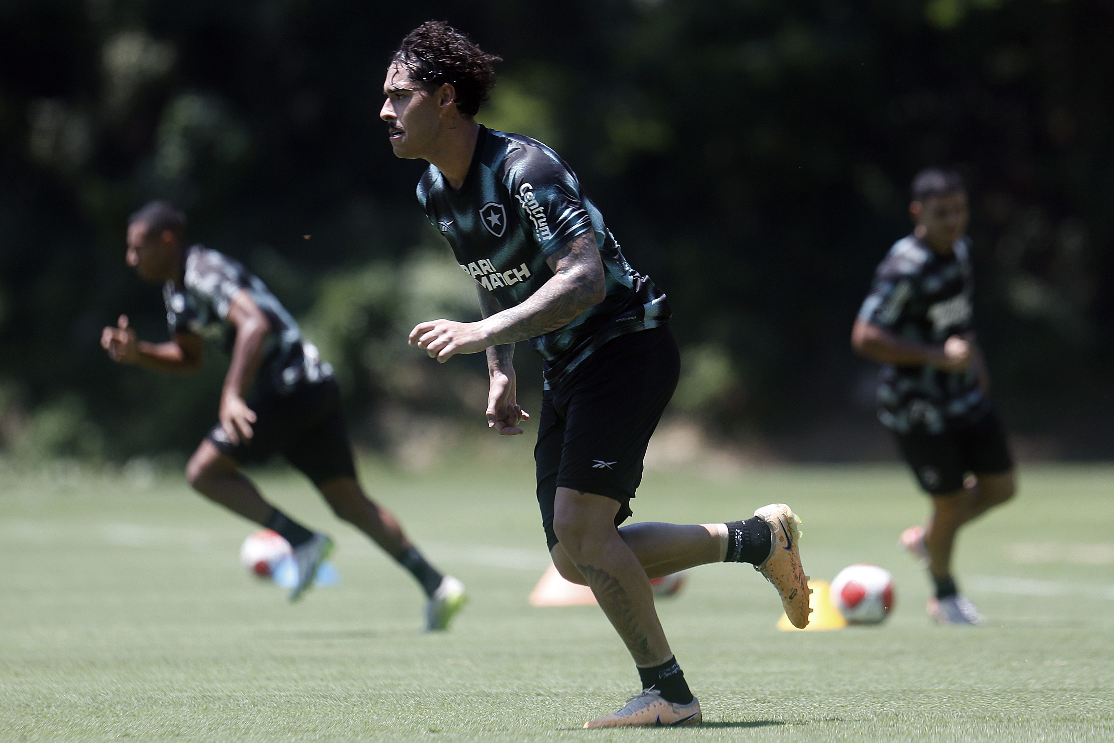 Com saída de Cuesta, defesa do Botafogo passa por reformulação quase completa