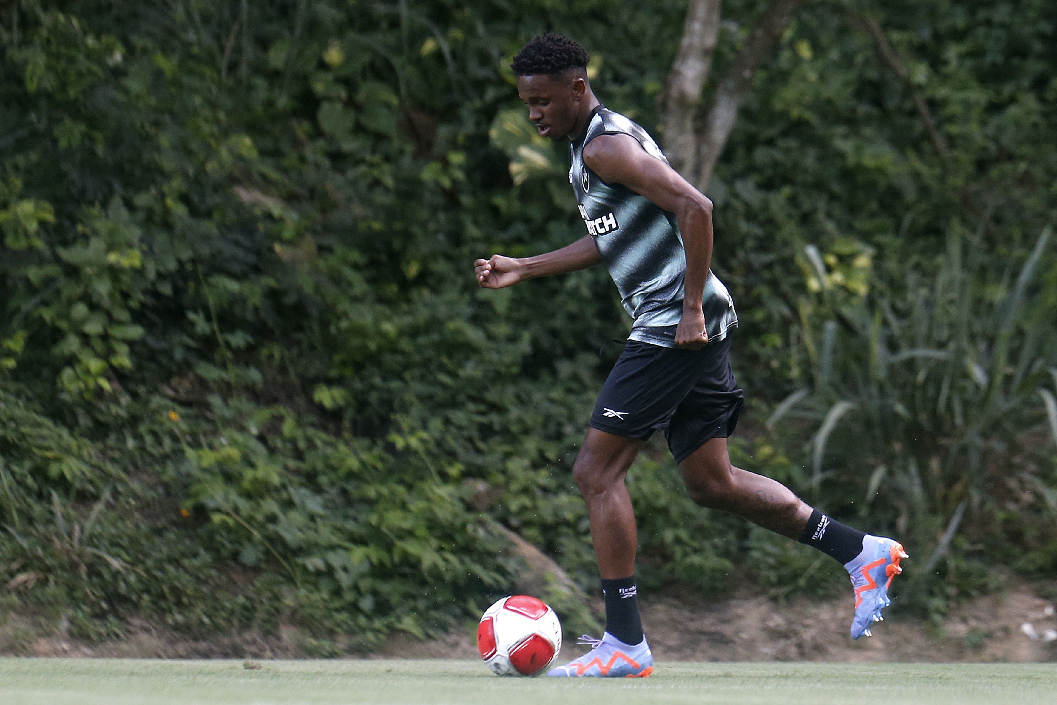 Jeffinho trabalha no CT durante folga do elenco do Botafogo