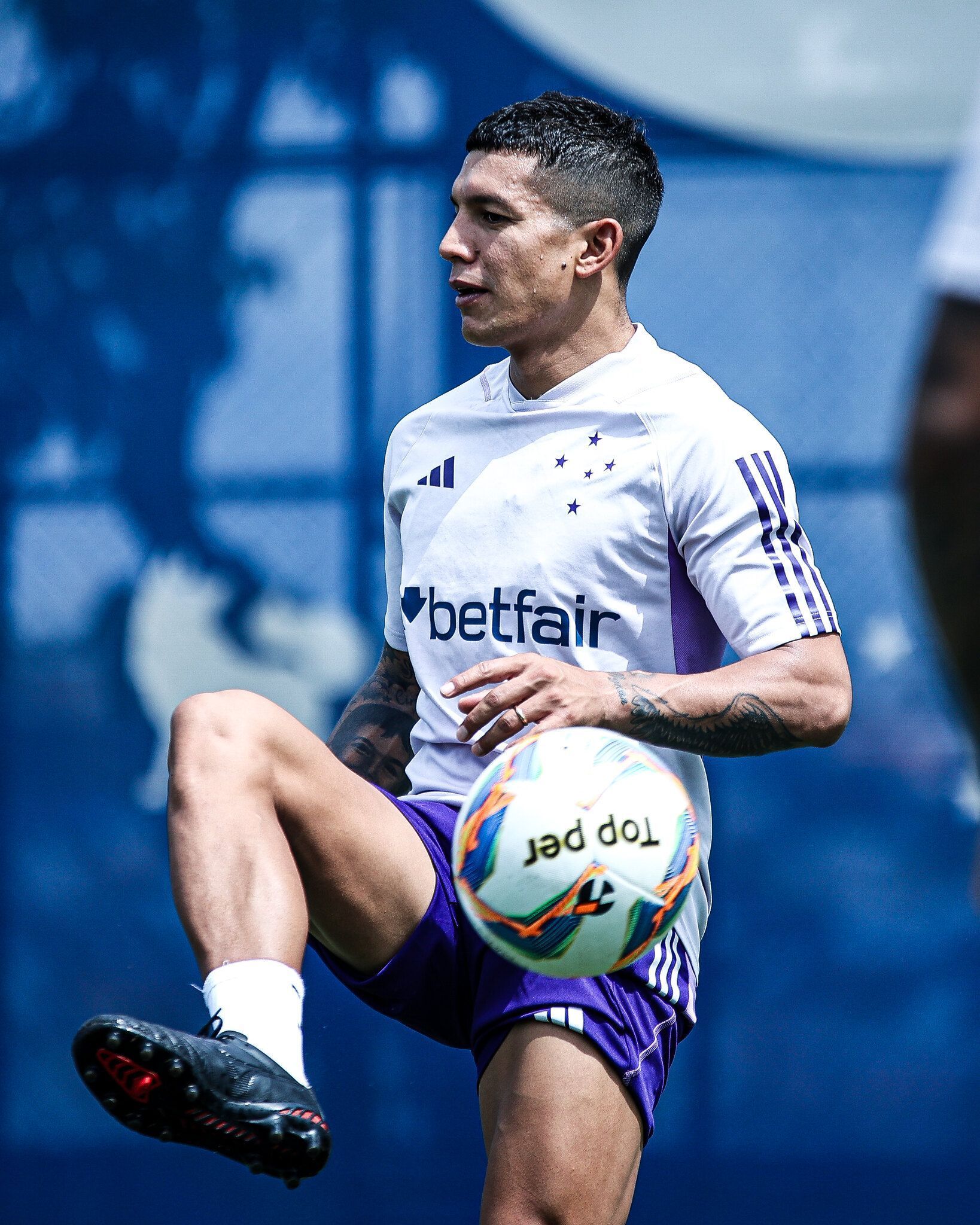 Lucas Romero publica carta emocionante em retorno ao Cruzeiro: ‘Precisava estar aqui’